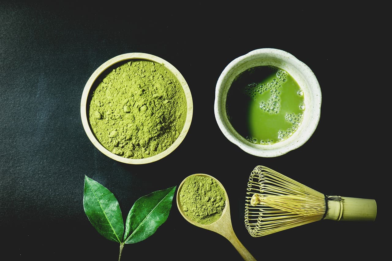抹茶粉、茶碗和茶筅